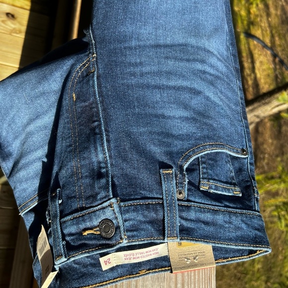 Levi’s Size 24 x 29 High Waisted Mom Dark Wash Tapered Leg Woman’s Jeans NWT - Picture 12 of 13